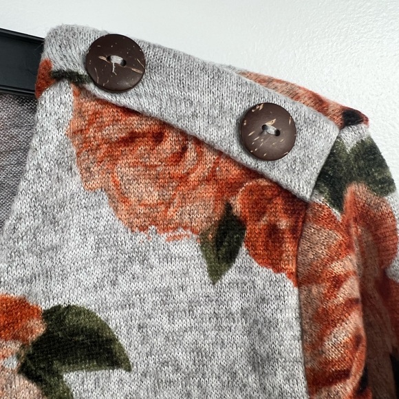 [SOLD] [Free add on with purchase] Flower print sweater - Picture 3 of 5